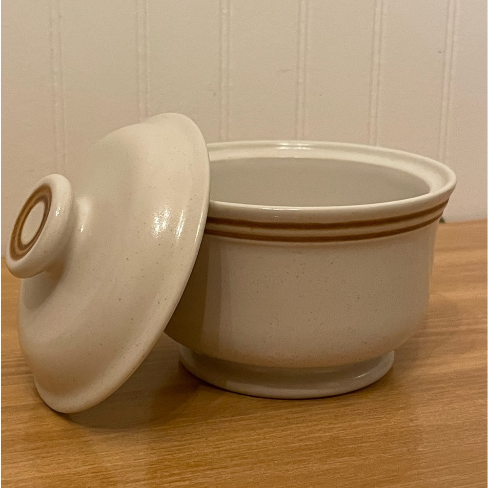 ONE COVERED SUGAR- Woodberry Collection NUTMEG Stoneware Japan - MINT
